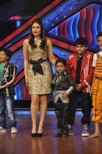 Kareena Kapoor on the sets of Zee Dance Ke Superstar in Famous on 10th Sept 2012 (56).JPG